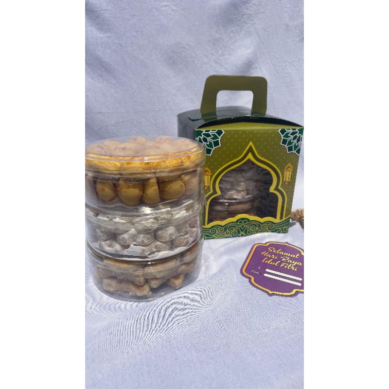 

PAKET KUE LEBARAN THR ISI 3 VARIAN RASA | HAMPERS LEBARAN | PAKET KUE NASTAR | HAMPERS KUE LEBARAN MURAH