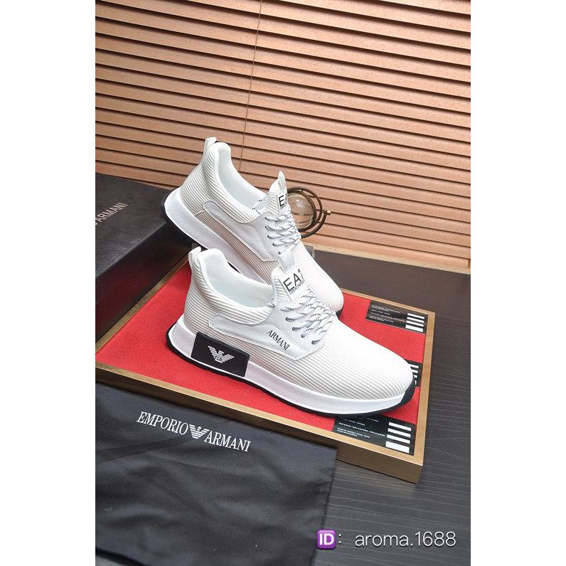 Sepatu olahraga yang nyaman para pria Armani dan sepatu biasa