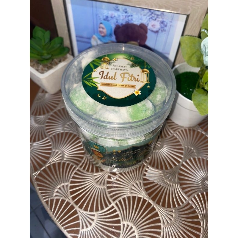 

Kue Putri Salju Pandan