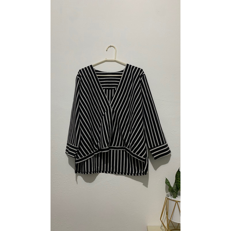 Blouse Garis garis hitam putih