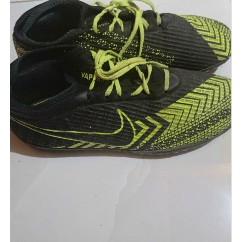 Green Futsal Shoes (US 8, EU 41). Sepatu futsal & Mini soccer.