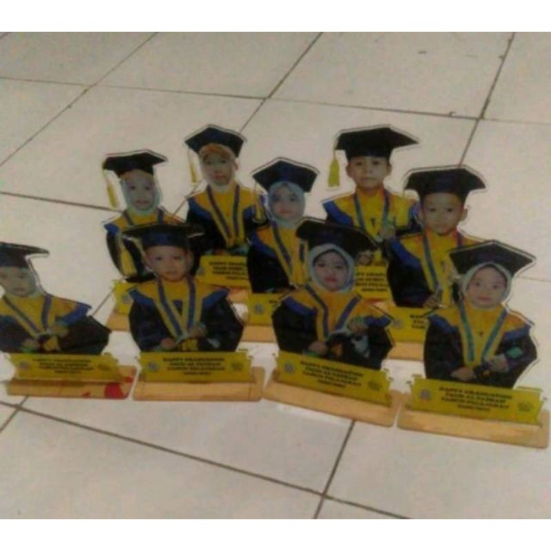 Piala wisuda TK Akrilik Custom Pakai Foto