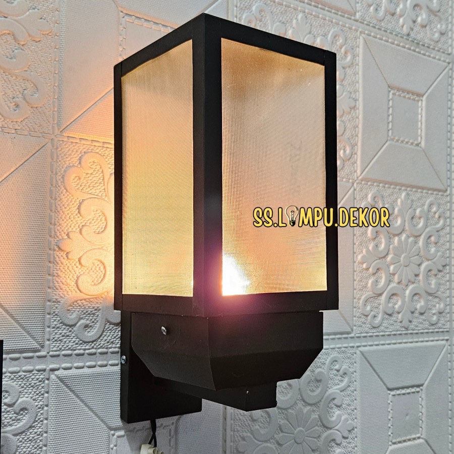 Lampu Dinding Minimalis Kotak Kaca Outdoor Pilar
