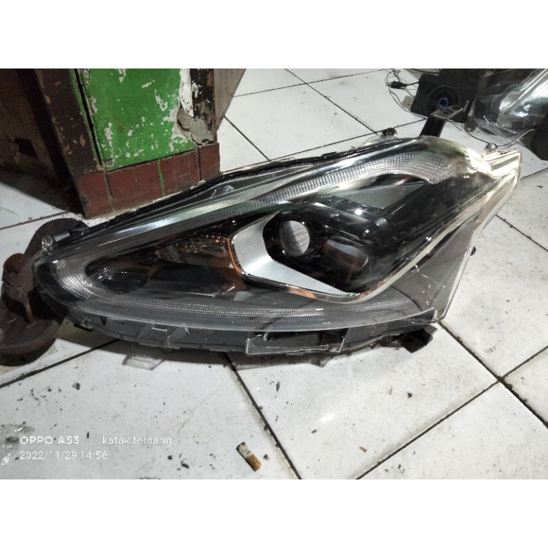 headlamp toyota sienta type Q