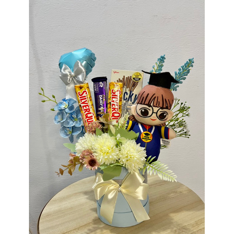 

Bouquet buket bloom box gift snack dengan boneka wisuda