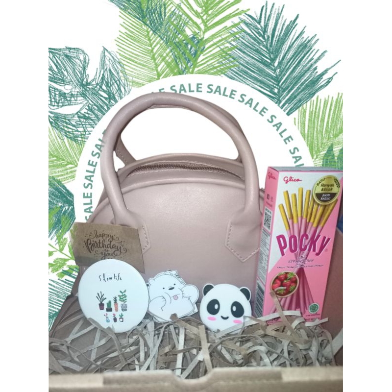 

Danielle hampers