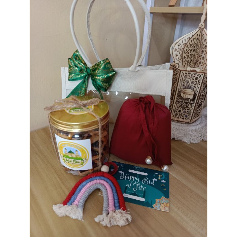 

Hampers Lebaran | Hamper Idul Fitri - Idul Adha | Gift custom | Hampers Mukena Travel | Kue kering |