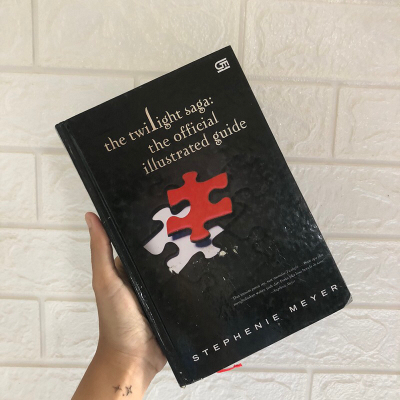 [PRELOVED] The Twilight Saga: The Official Illustrated Guide