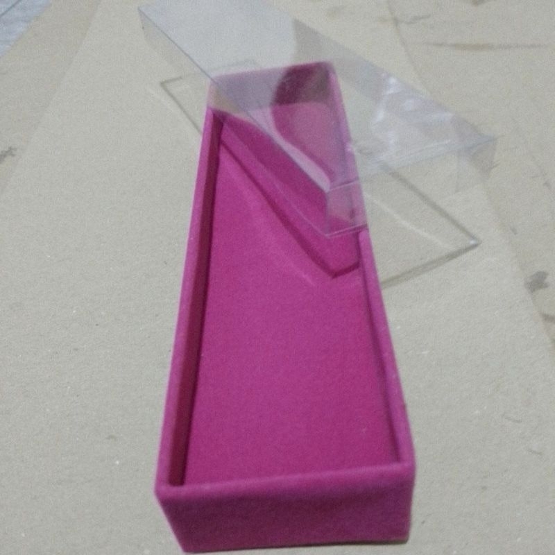 

Custom kotak bludru tempat aksesoris