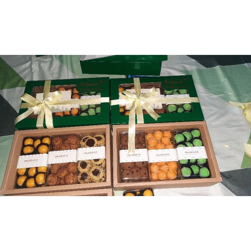 

Paket Parcel/ Hampers Lebaran isi 3 toples (nastar, kue kering dan lainnya)