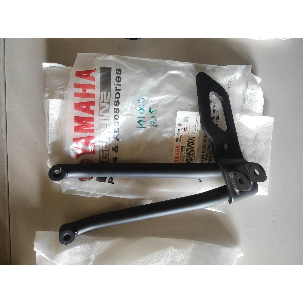 breket step pijakan  belakang kiri r15 v2 ori