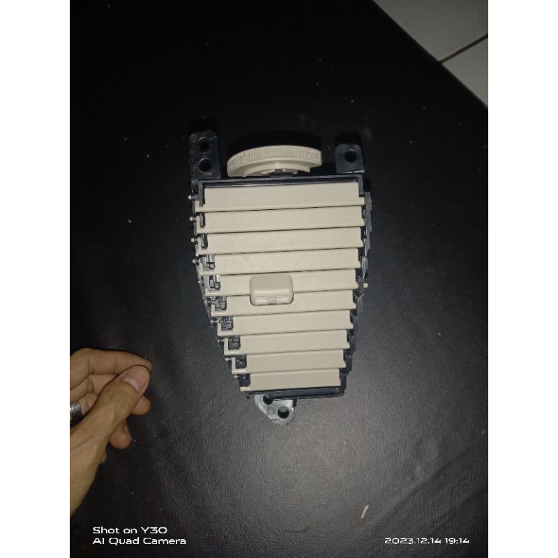 Kisi kisi AC tengah Grand Innova original