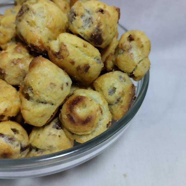 

Kue soes kering coklat merek HALONA