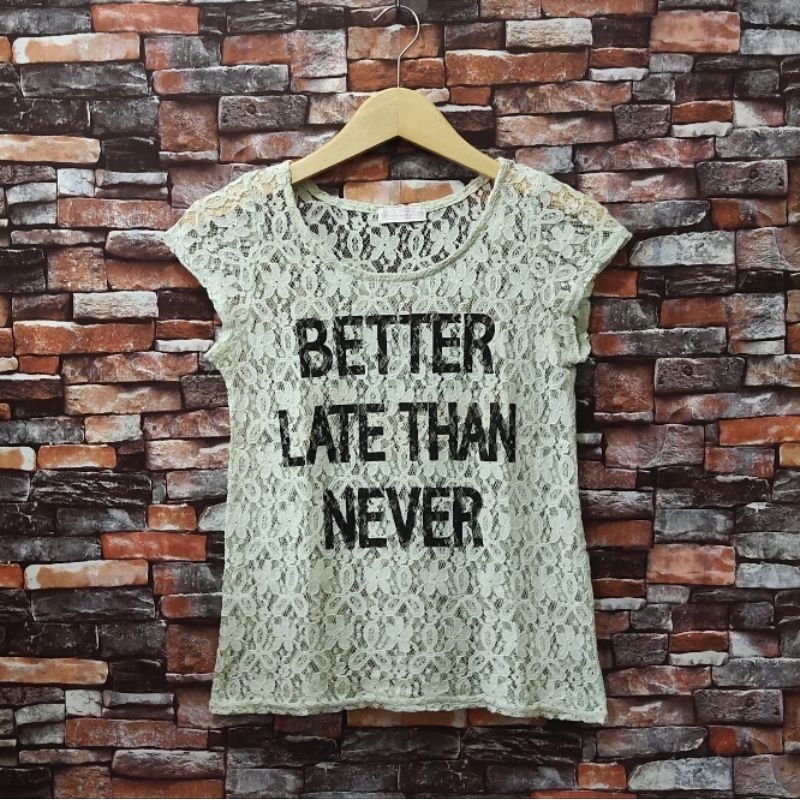 KAOS WANITA HYPHEN WORLD GALLERY