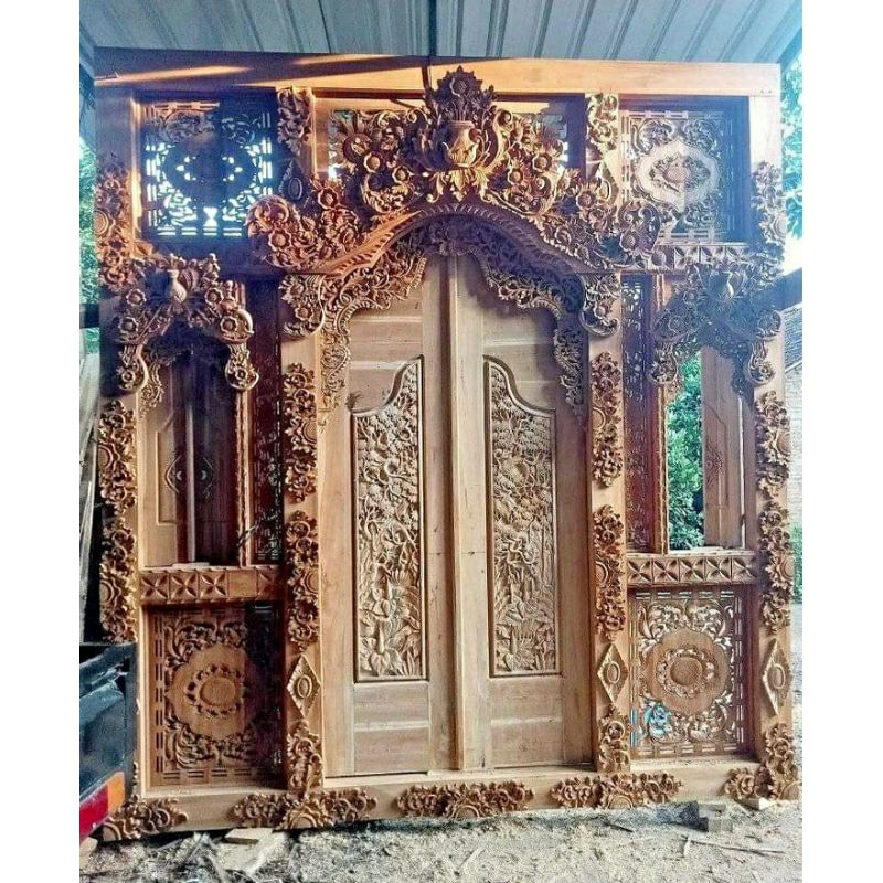 pintu gebyok style bali jendela kanan-kiri motif pintu relif ramayana