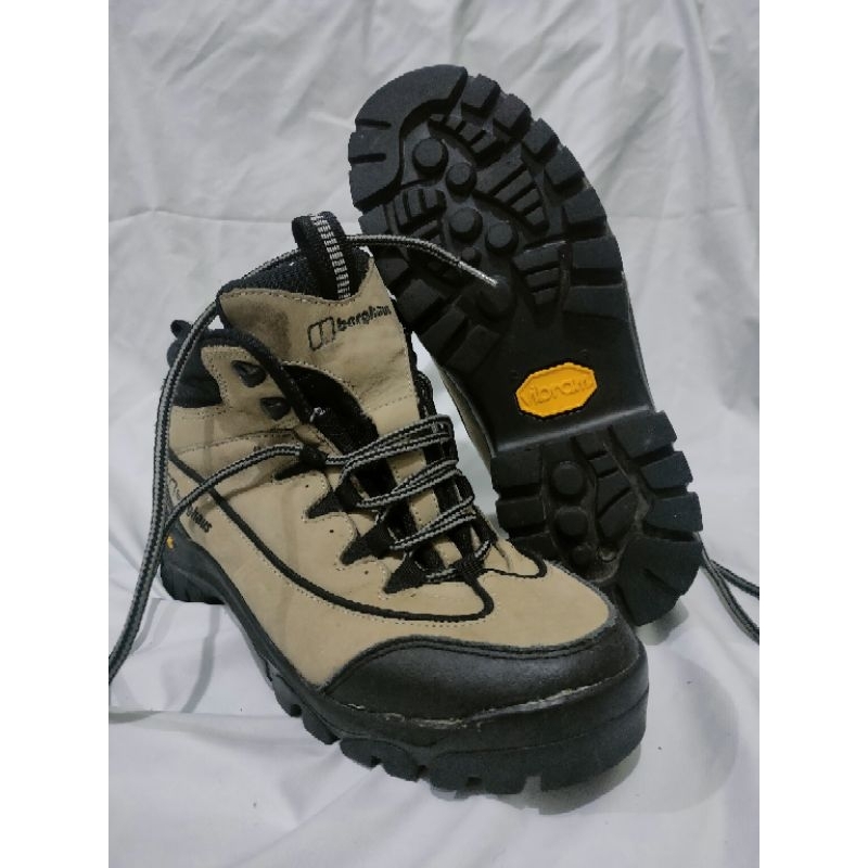 Sepatu Berghaus 38