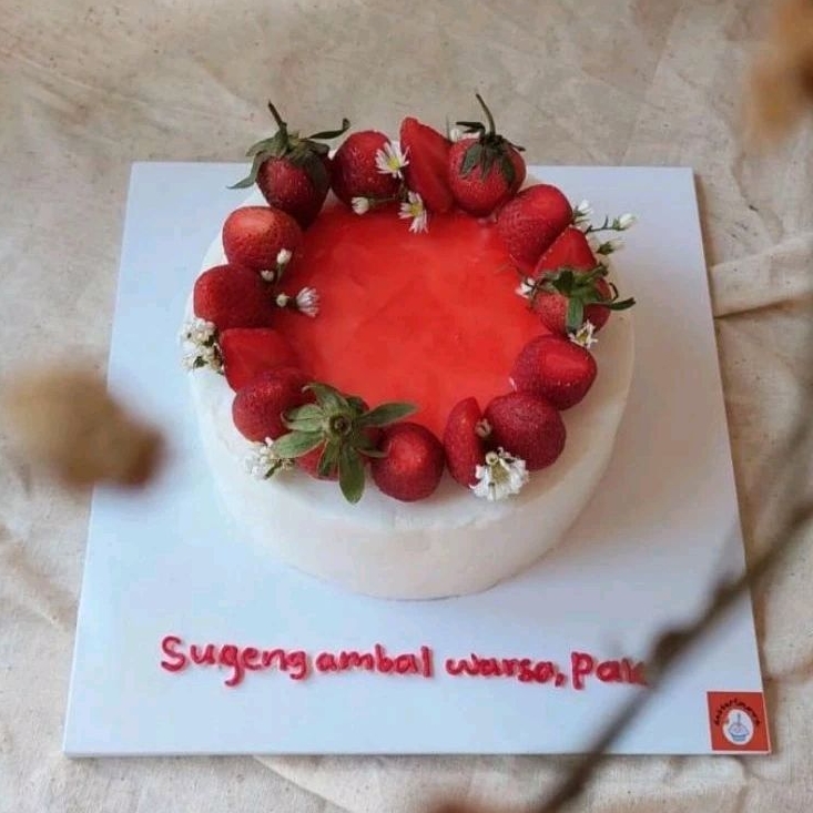 

CAKE ULTAH TOPPING STOWBERRY diameter 18/ cake buah/ cake ulang tahun/kue ultah jogja