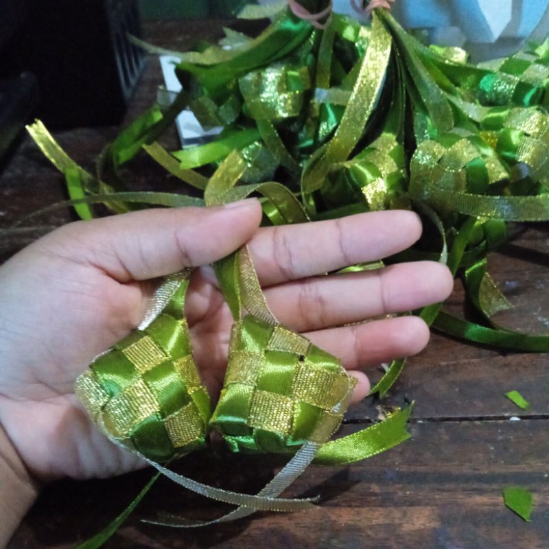 

hiasan pita ketupat, hiasan souvenir lebaran ketupat, hiasan pita lebaran