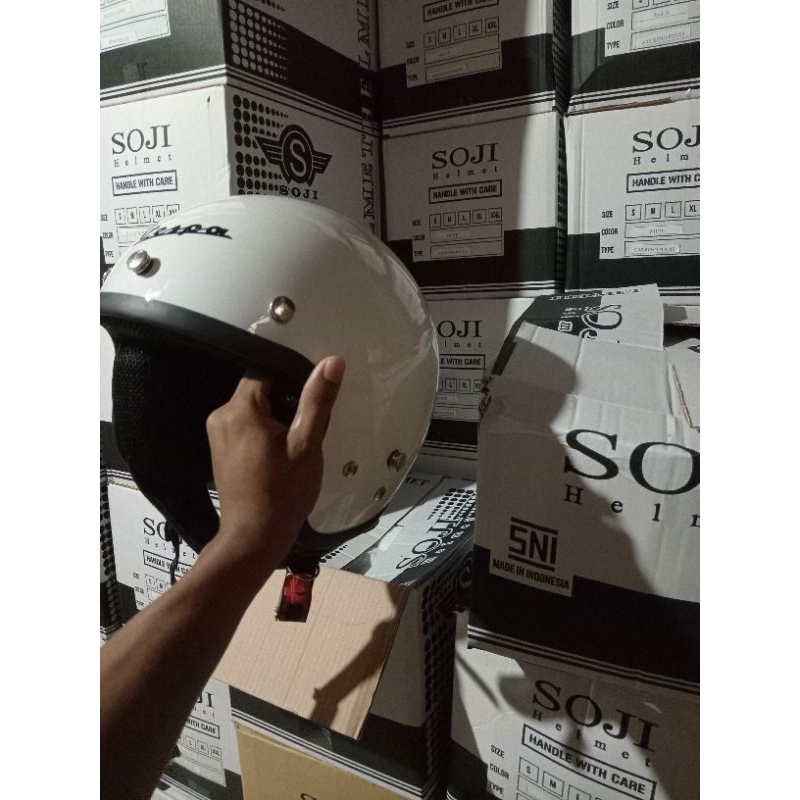 helm vespa putih