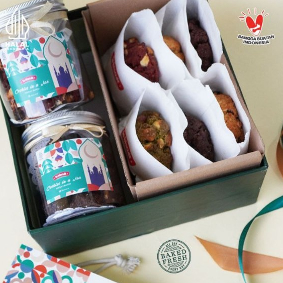 

le biscuit Parcel Hampers Lebaran Idul Fitri - 6 Giant Cookies + 2 Jar