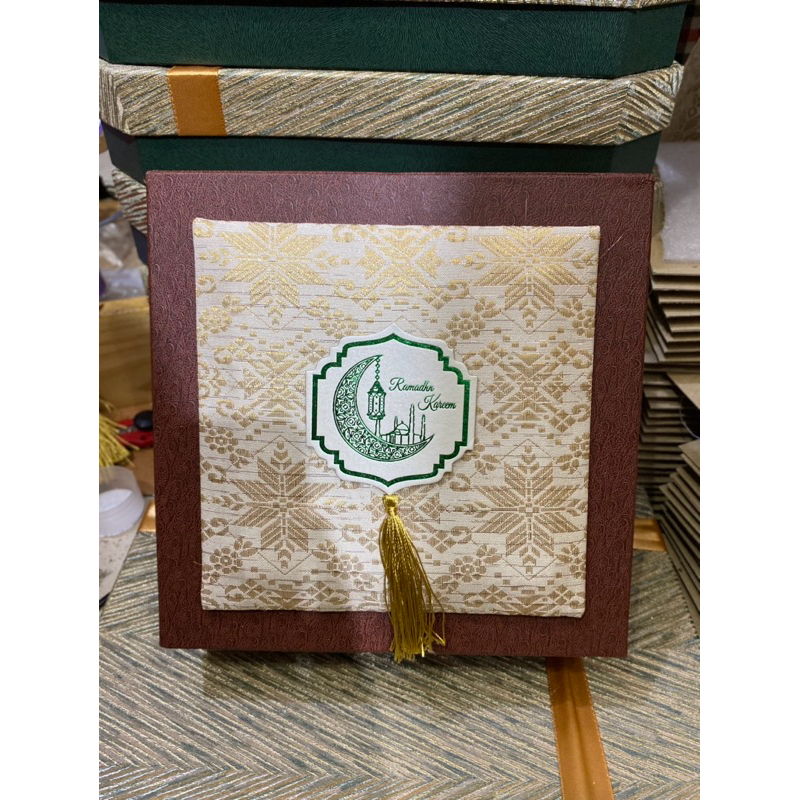 

bok hampers sajadah/mukena/bok hampers 22x22x8xbok hampers kue kering isi 4 toples hartop 10x10/bok hampers songket lebaran 2024