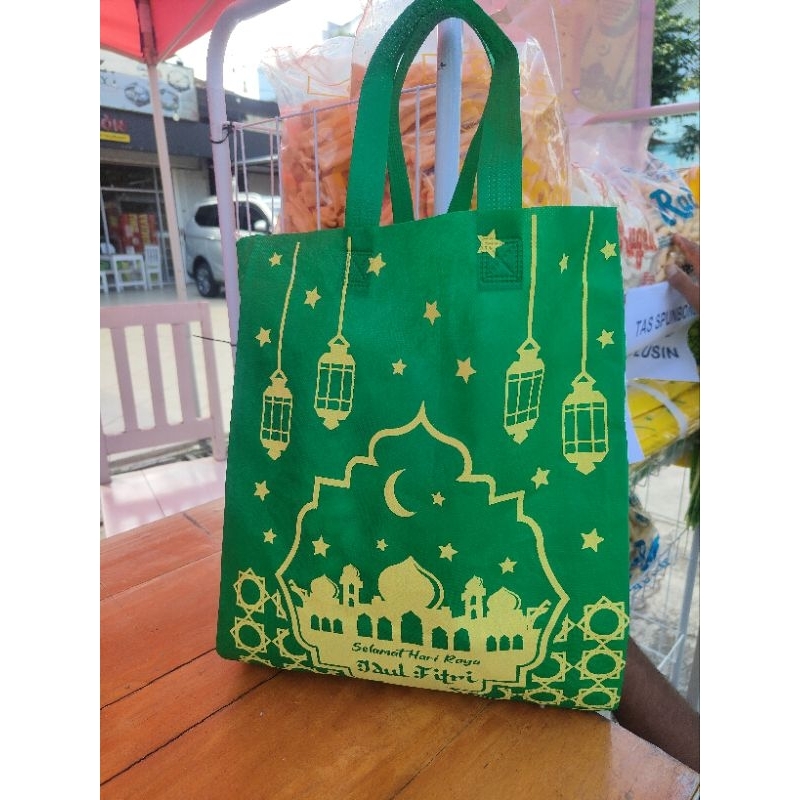 

Tas Spunbond Lebaran Size M 30 x 40 x 8 cm. Hijau tua Lampu ( 1 lusin )