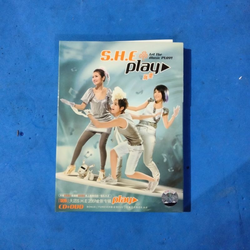 CD 1134- MANDARIN SHE LET THE MUSIC PLAY (CD&DVD)