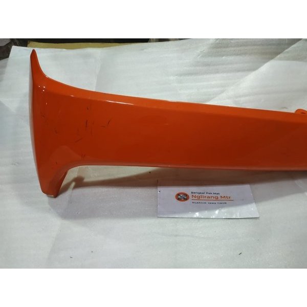 sayap luar kiri supra fit x lama warna orange kode part 64440 kev 900 fmj