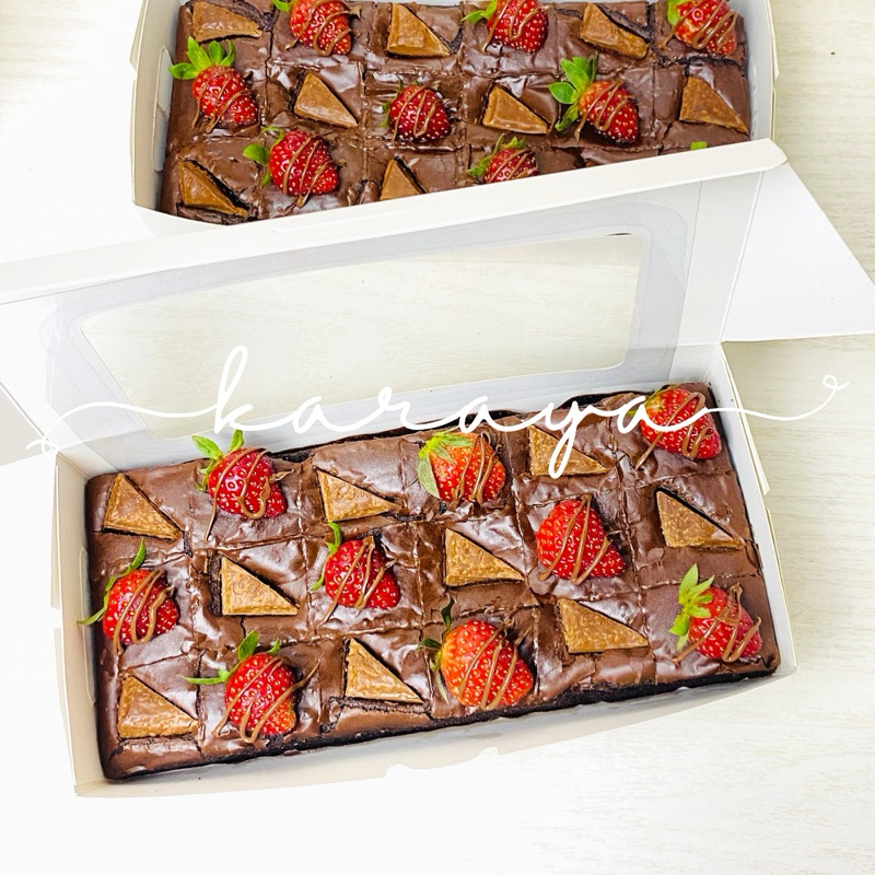 

Fudgy Brownies Topping Mix Berry | Hampers Ulang Tahun