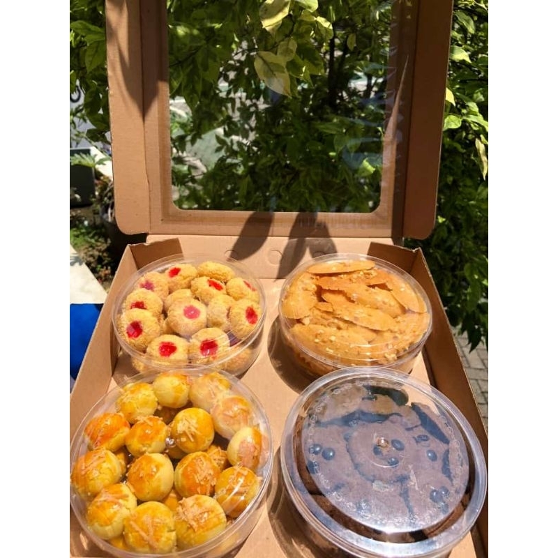 

Paket kue kering/ kuker: choco chip, thumbrint kelapa, nastar, dan lidah kucing murah