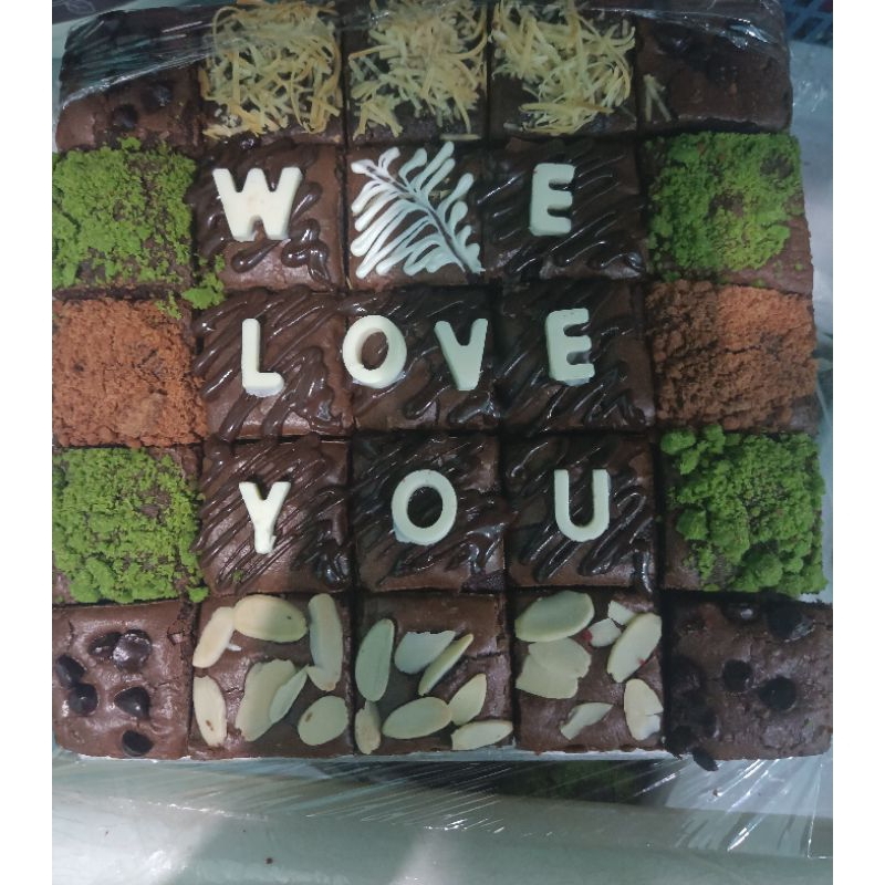 

Paket Hampers Brownies Free Box, Ucapan, dan Pita