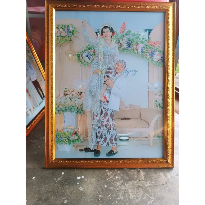 bingkai emas 10r gratis kita cetak foto kalian ukuran 10r juga