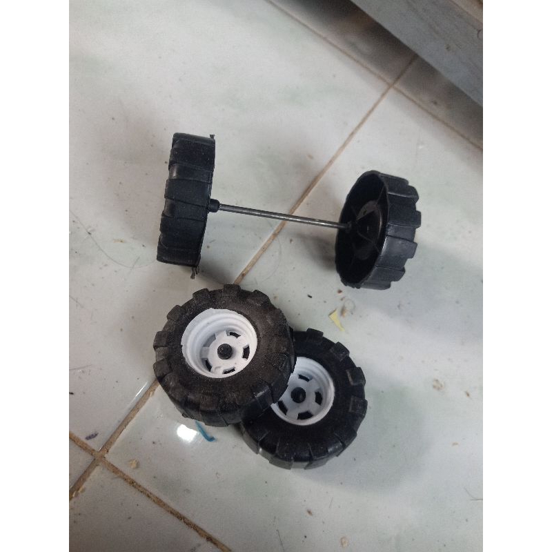 Ban Bawaan Truk Plastik