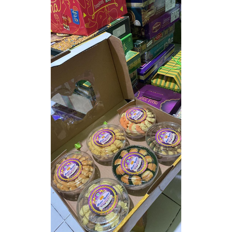 

Paket Kue Hampers