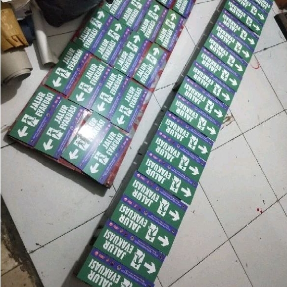 

JALUR EVAKUASI STIKER VYNIL AKRILIK CLEAR GLOSSY
