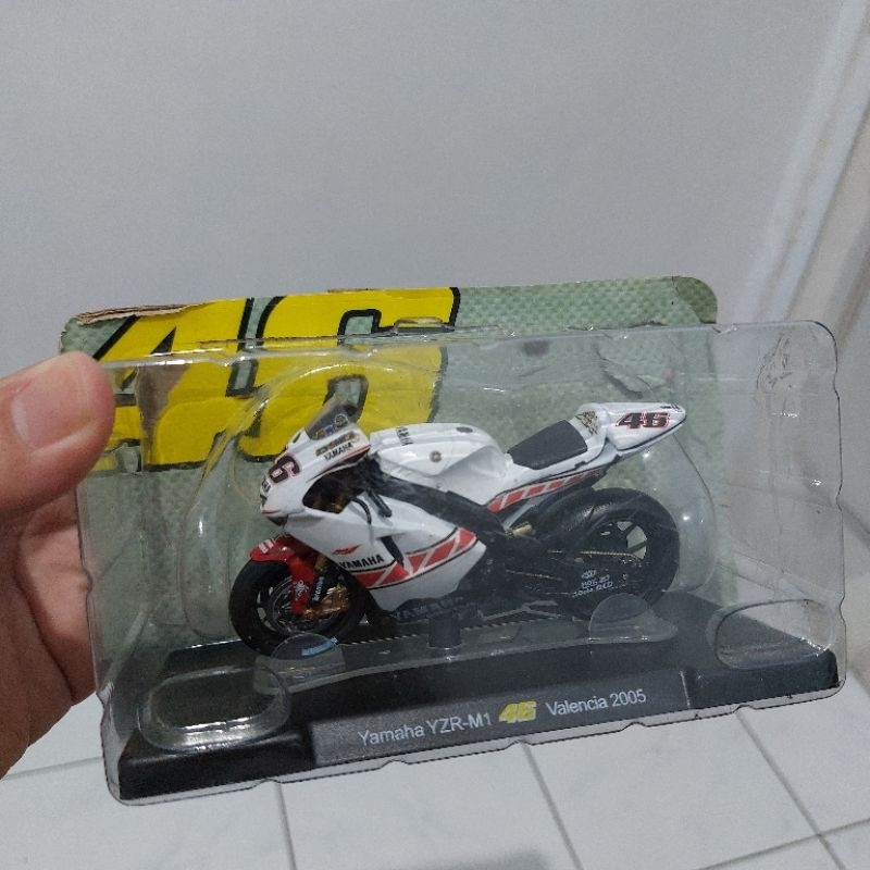 Diecast MotoGP 46 Valentino Rossi Yamaha Valencia 2005 LEO MODELS