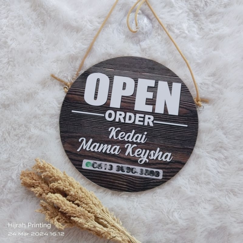 Papan gantung bolak balik open close custom tulisan