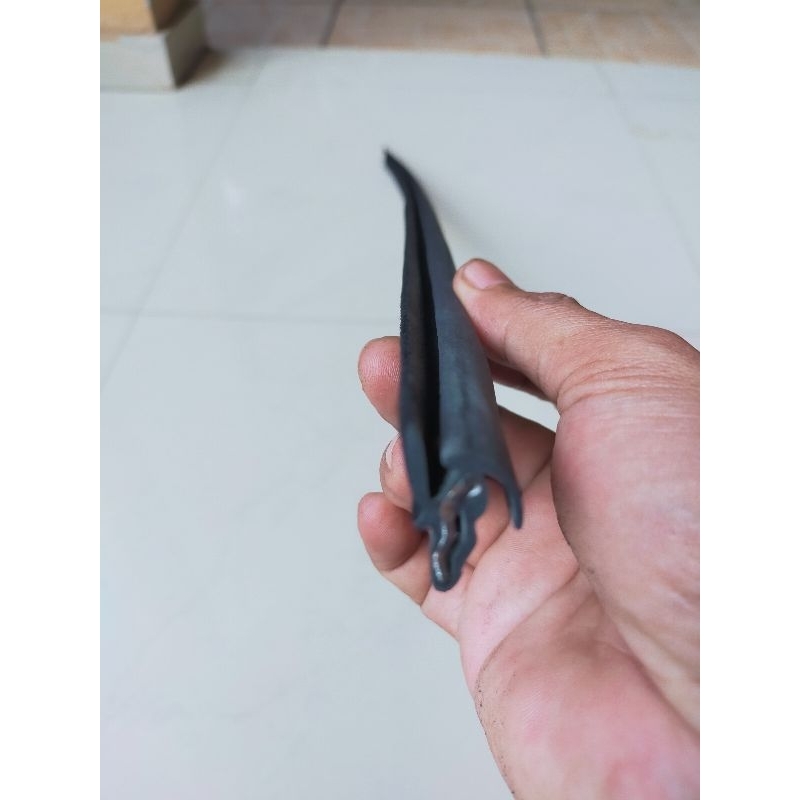 Karet Lis kaca tu/weather strip/plipit kaca Kijang Super,kijang grand,kijang kapsul bagian luar AST