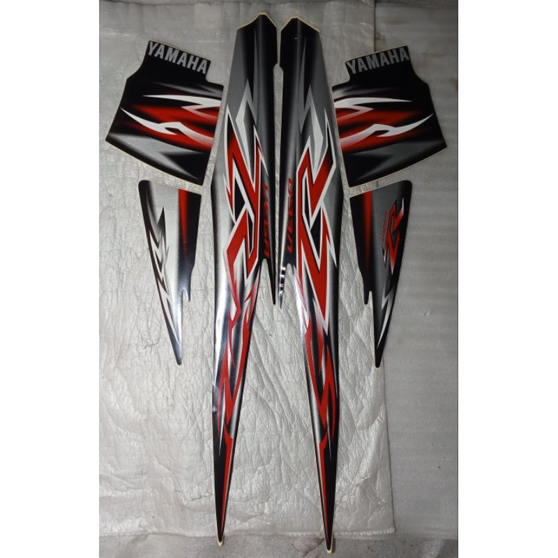 Striping stiker body kanan kiri full set Yamaha VegaZR 2009 Warna hitam merah Original