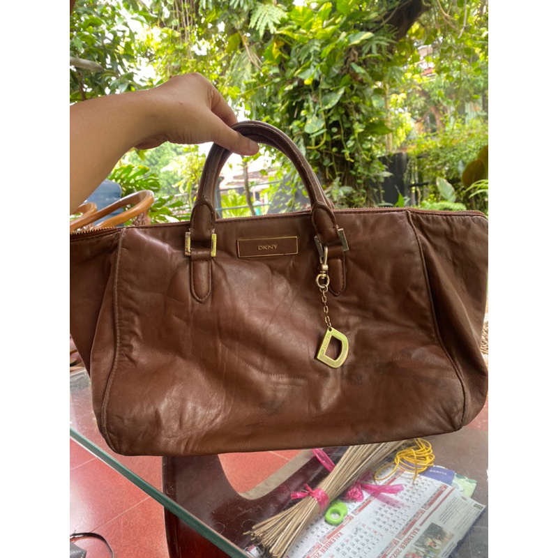 Tas kulit merk DKNY