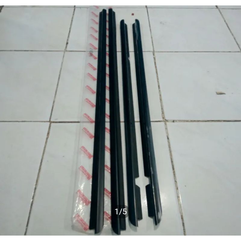 karet pelipit kaca luar mobil sirion original