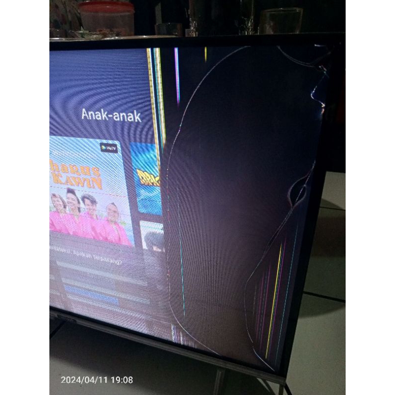 TV digital smart TV coocaa 32inch kondisi LCD retak