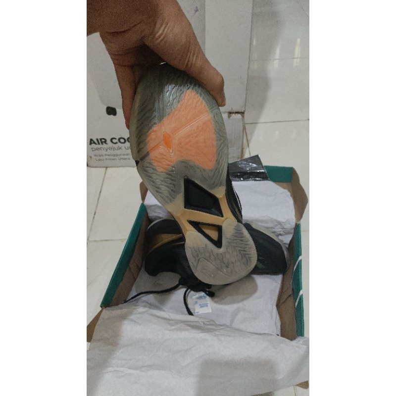 Sepatu Badminton Eagle Superblast - 42 (hitam emas)