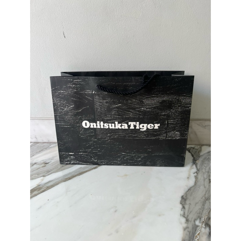 Paper Bag Onitsuka Tiger warna Hitam Putih kantong kertas