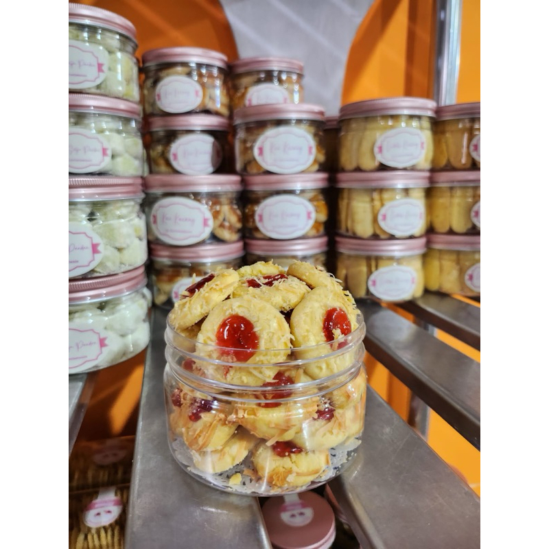 

BELI 3 GRATIS 1 | Kue Strawberry Chesee Premium Kemasan 300ml
