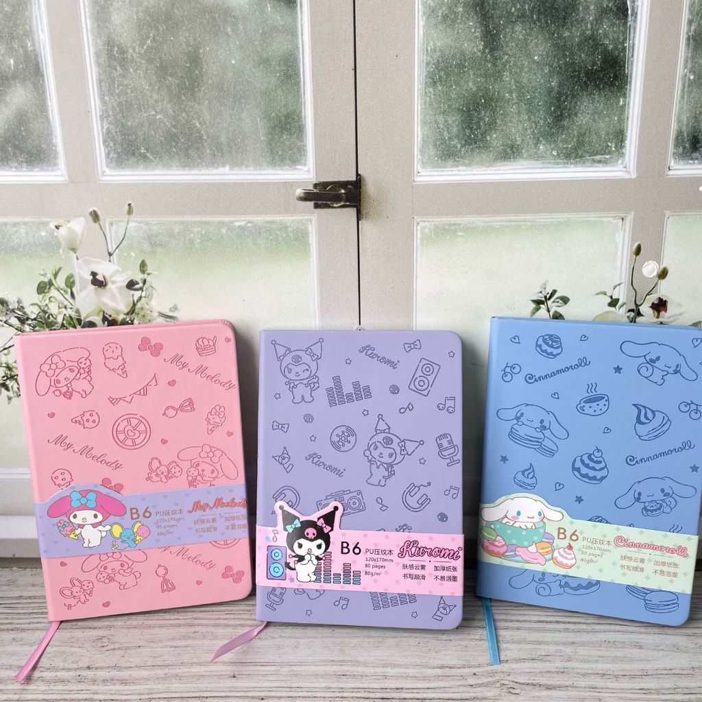 

Buku Tulis Hardcover SANRIO BK1166 Ukuran B6 Cinnamoroll Kuromi Melody MURAH Buku Tulis Hard Cover Sanrio Kertas Bergaris 80 Halaman 17x12 CM Favorit Alat Tulis Sekolah Anak Kekinan Bisa COD