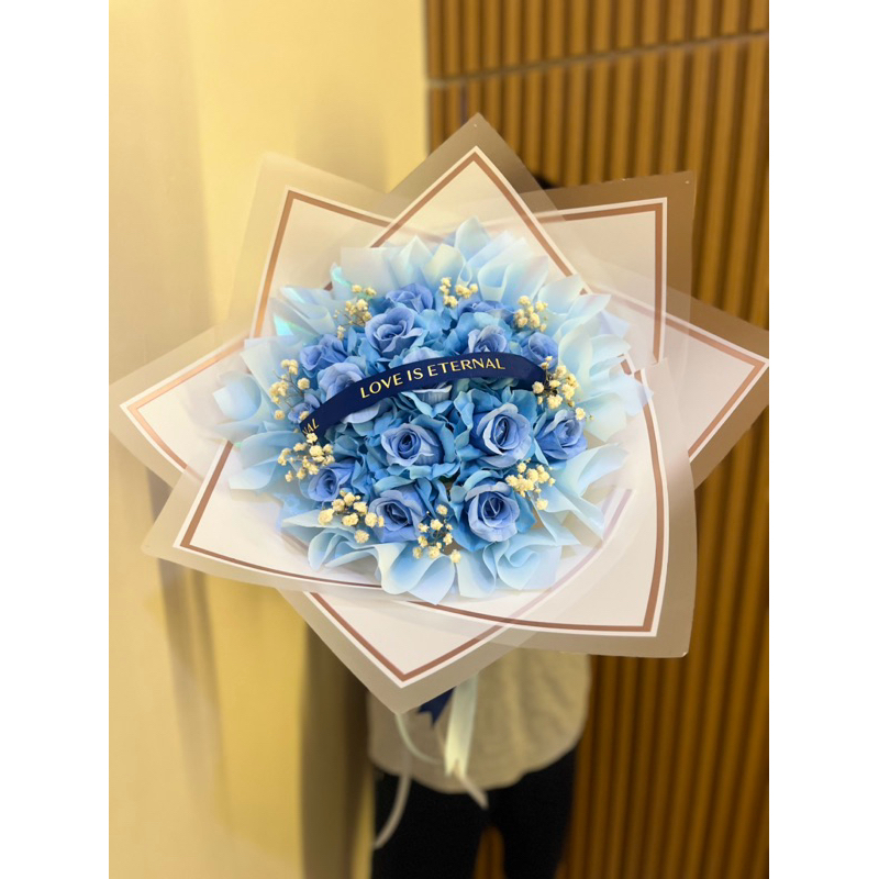 Buket bunga mawar biru