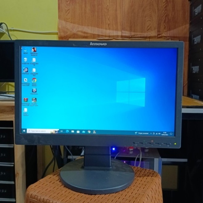 Monitor lenovo 19 inch kondisi normal