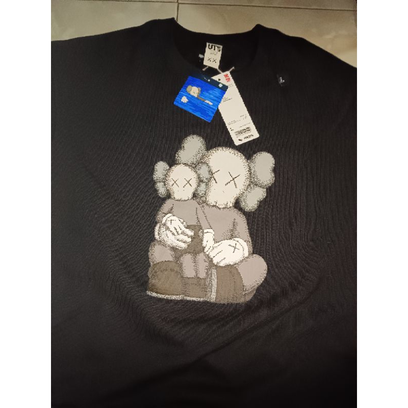 Sweater uniqlo x kaws