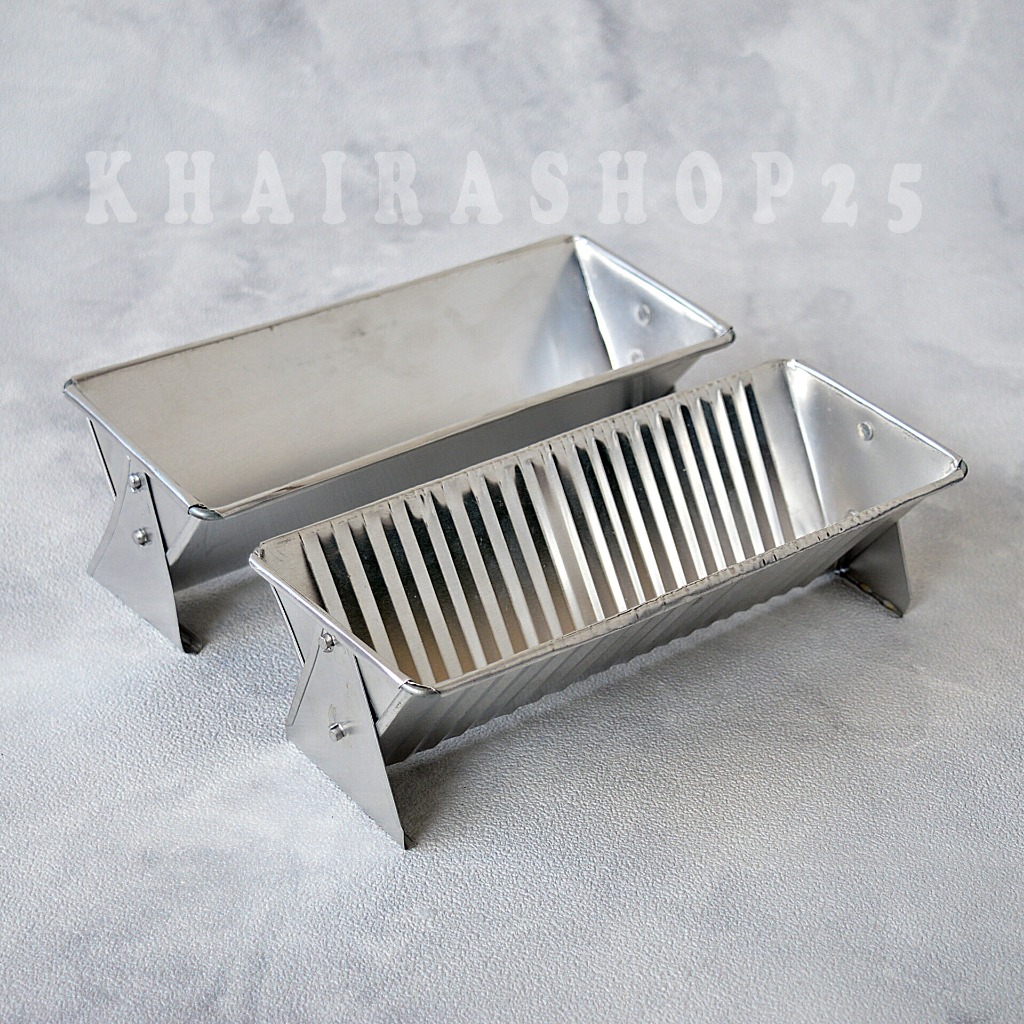 Loyang kue bolu semangka segitiga polos dan gerigi 20 dan 22 cm